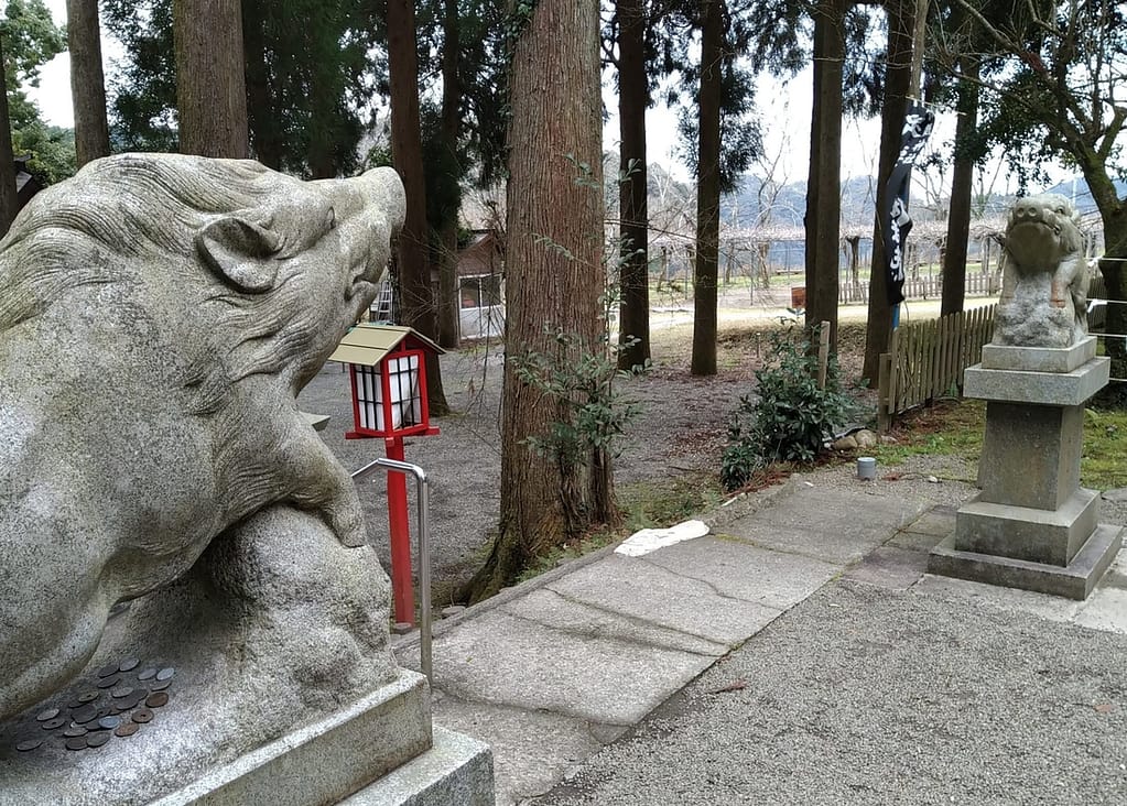 本殿前の狛猪