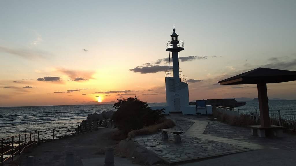 長崎鼻灯台と夕日