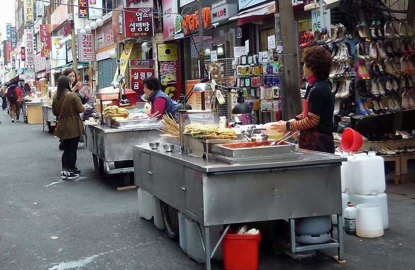 プサンの屋台。手前の四角い鍋に赤く見えるのがトッポッキと思われる