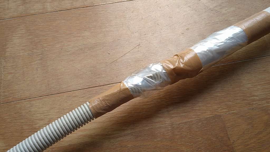掃除機のホースと管を一緒にビニルで包む