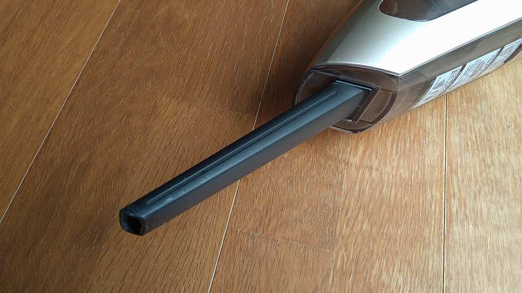 携帯型の掃除機には適当なノズルを付けておく